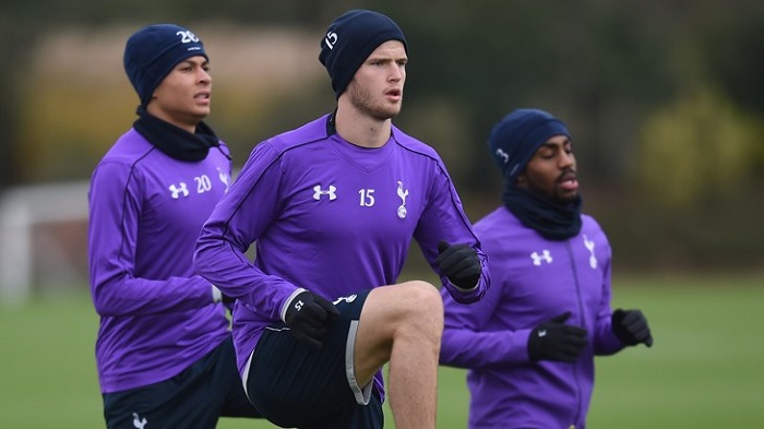 网传视频浙江U20全运会输球后被球迷训话，王钰栋摇头离开