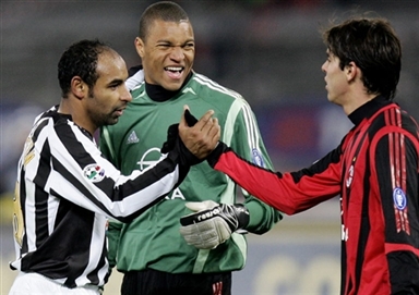 前锋突破射门锁定胜利