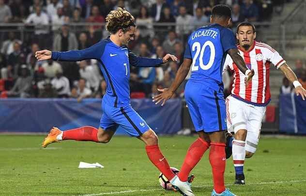 中国国乒在2025成都混合团体世界杯中以6连胜结束第二轮，孙颖莎在梁靖崑失利后积极复盘，展现团队凝聚力与个人关怀。