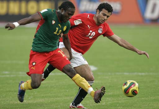 中场核心破门后致敬球迷，感人一幕