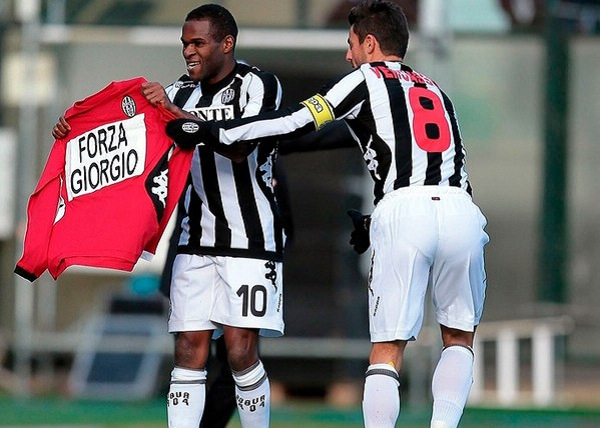 AC米兰在意大利杯1／8决赛中0-1不敌拉齐奥，终结13连胜，遭遇赛季首败。